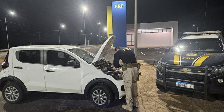 Fiat Mobi foi furtado em maio de 2022 em Uberaba, e possui placas originais de Goiânia (GO) (Divulgação/ PRF)