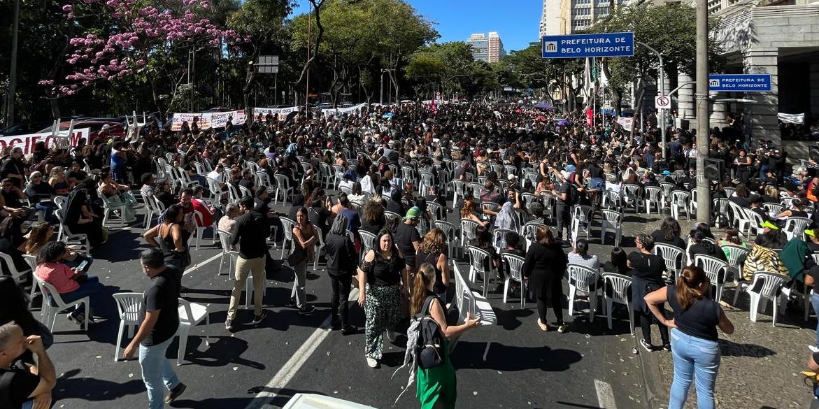 Professores da rede municipal fizeram assembleia em frente à PBH nessa terça-feira (1°) (Valéria Marques/ Hoje em Dia)