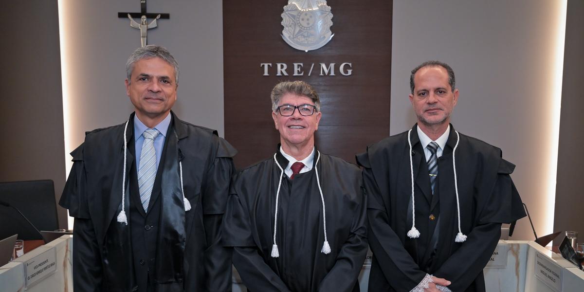 No pronunciamento, o juiz Carlos Donizetti (centro) ressaltou a defesa da democracia não se resume a determinado período ou mesmo ao período eleitora (TRE-MG / divulgação)