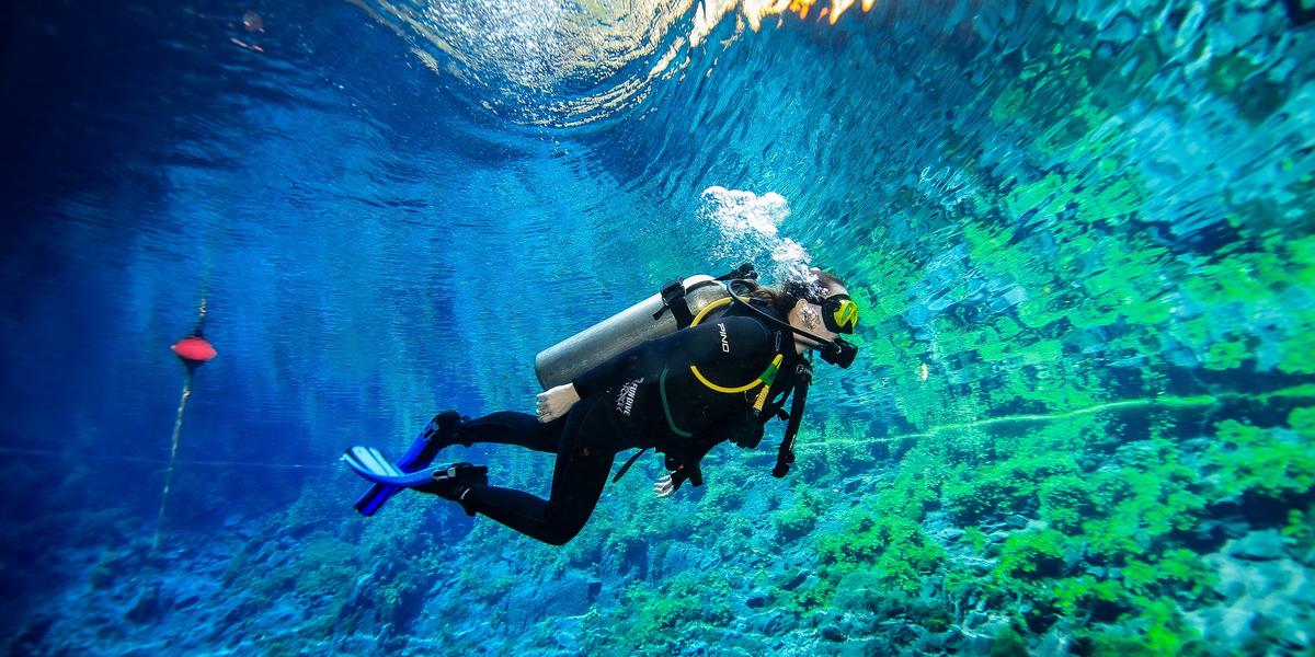 Entre os destaques da temporada está a Lagoa Misteriosa, cavidade alagada com águas incrivelmente transparentes e de coloração azul intensa. (Vitor Supriano)