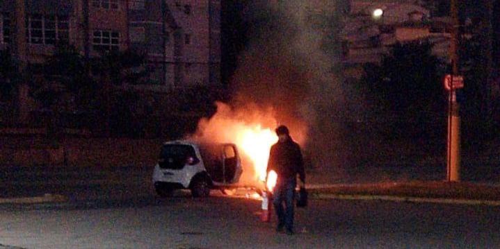 Houve dano total do incêndio no veículo. (Bombeiros)