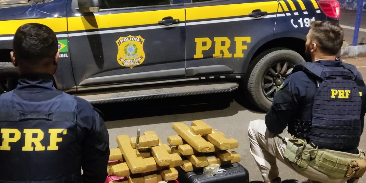 Segundo a PRF, o comportamento suspeito de um dos passageiros chamou a atenção dos agentes. (Divulgação / PRF)