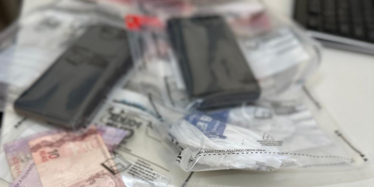 Nesta quarta-feira (2), foram cumpridos 33 mandados de busca e apreensão e foram recolhidos celulares de 30 suspeitos de integrarem a associação (Divulgação/ PCMG)
