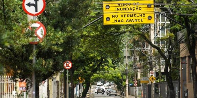 Placa tem uma luzes piscantes que alertam os motoristas sobre a necessidade de atenção redobrada em dias de chuva (Divulgação / PBH)