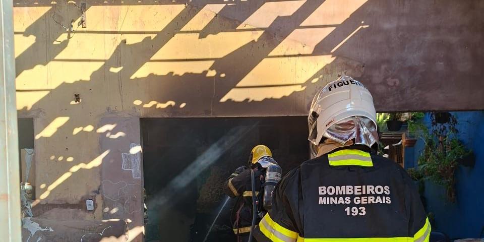 Após explosão, bombeiros controlam incêndio que destruiu parte de uma casa em Uberaba, no Triângulo Mineiro. (CBMMG)