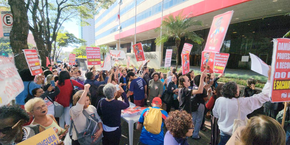 Manifestantes realizaram vigília em frente ao TJMG (Maurício Vieira/Hoje em Dia)