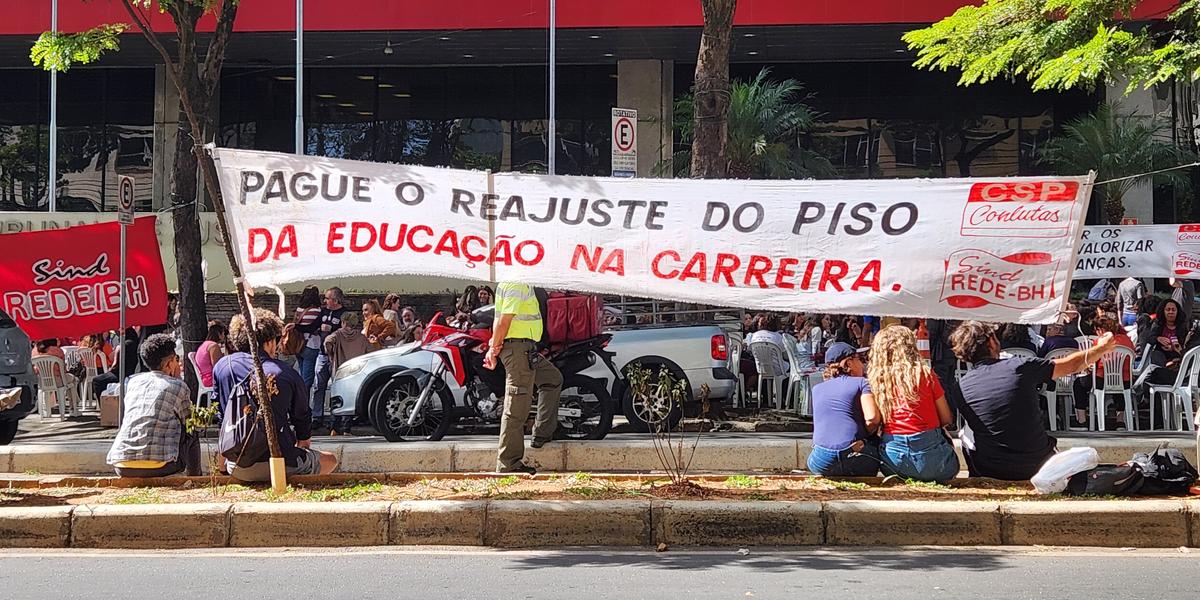 Categoria protestou nesta quarta-feira na porta do TJMG (Maurício Vieira)