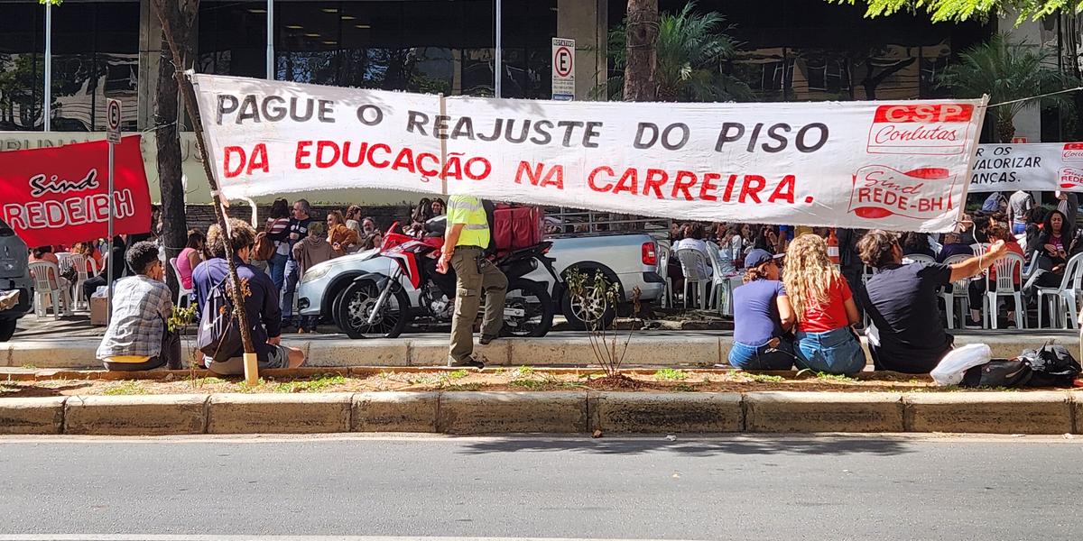 Categoria protestou nesta quarta-feira na porta do TJMG (Maurício Vieira)