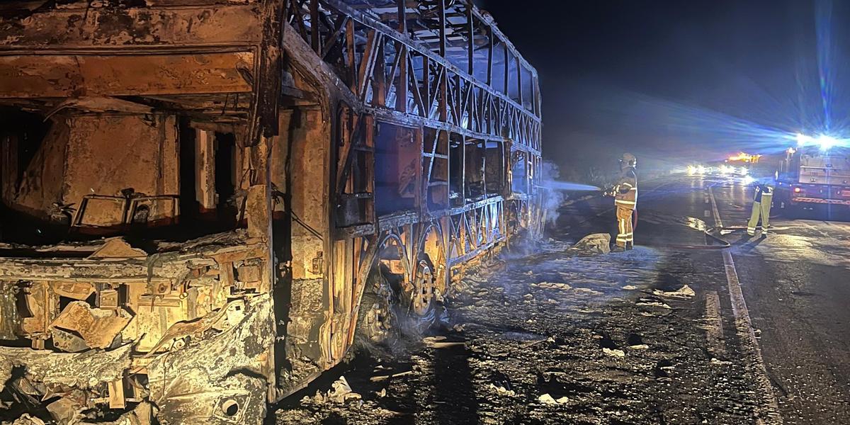Ônibus pegou fogo após a batida e ficou completamente destruído (Corpo de Bombeiros/Divulgação)