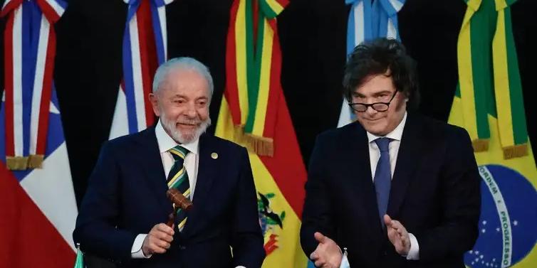 Presidente Luiz Inácio Lula da Silva na cerimônia de transmissão da Presidência Pro Tempore do Mercosul ao Brasil com o presidente da Argentina, Javier Milei (Ricardo Stuckert / PR)