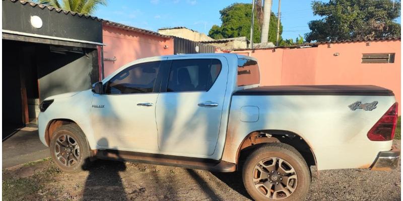 Caminhonete de luxo furtada em Ituiutaba foi localizada dentro de um motel, com placas clonadas e peças desmontadas. (Divulgação/PCMG)