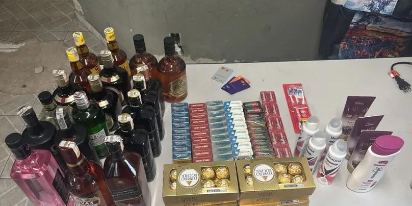 Produtos reunidos pelo suspeito dentro de supermercado no bairro Sion, em BH; homem foi flagrado no local com a mochila pronta para a fuga e preso em flagrante. (Digulgação/PMMG)