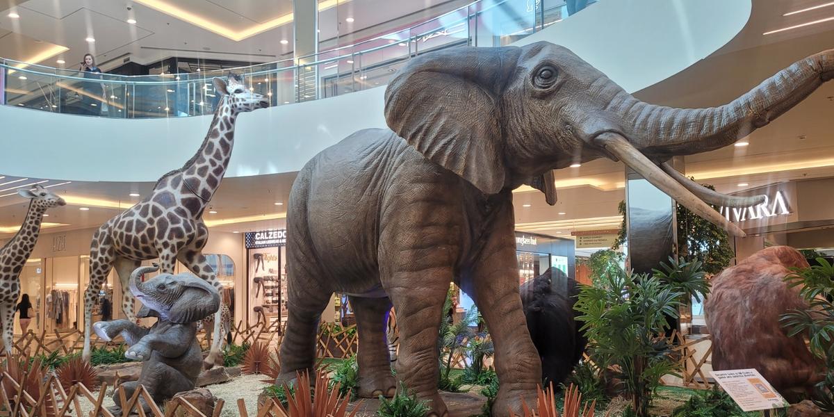 Animais animatrônicos em tamanho real fazem parte da atração "Férias no Zoo", em cartaz no BH Shopping até 27 de julho, com acesso gratuito e oficinas criativas para crianças. (Divulgação BH Shopping)