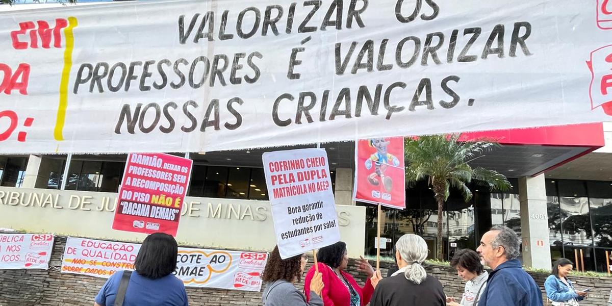 Professores em greve protestam na porta do TJMG (Valéria Marques)