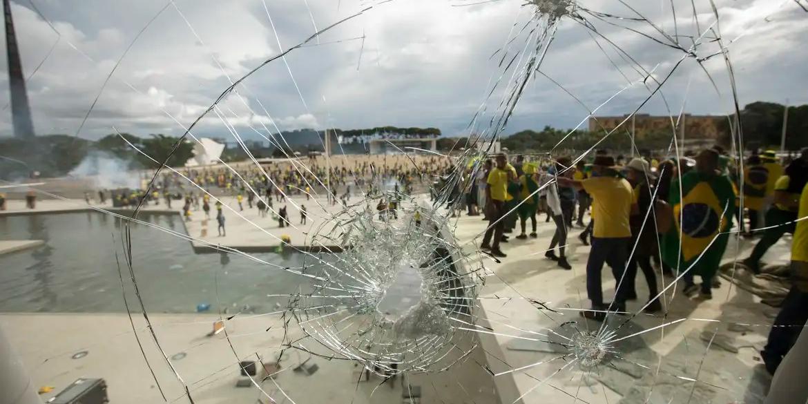 O tempo de prisão varia entre três e 17 anos, além do pagamento solidário de R$ 30 milhões pelos danos causados pela depredação de obras de arte, móveis históricos, estofados, aparelhos eletrônicos, entre outros. (Joedson Alves/Agencia Brasil)