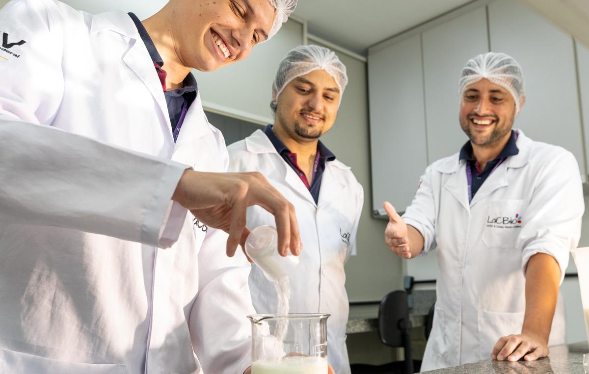 Os estudantes Gustavo e Jonanthan desenvolveram o produto com o professor Evandro Martins (UFV/ Divulgação)