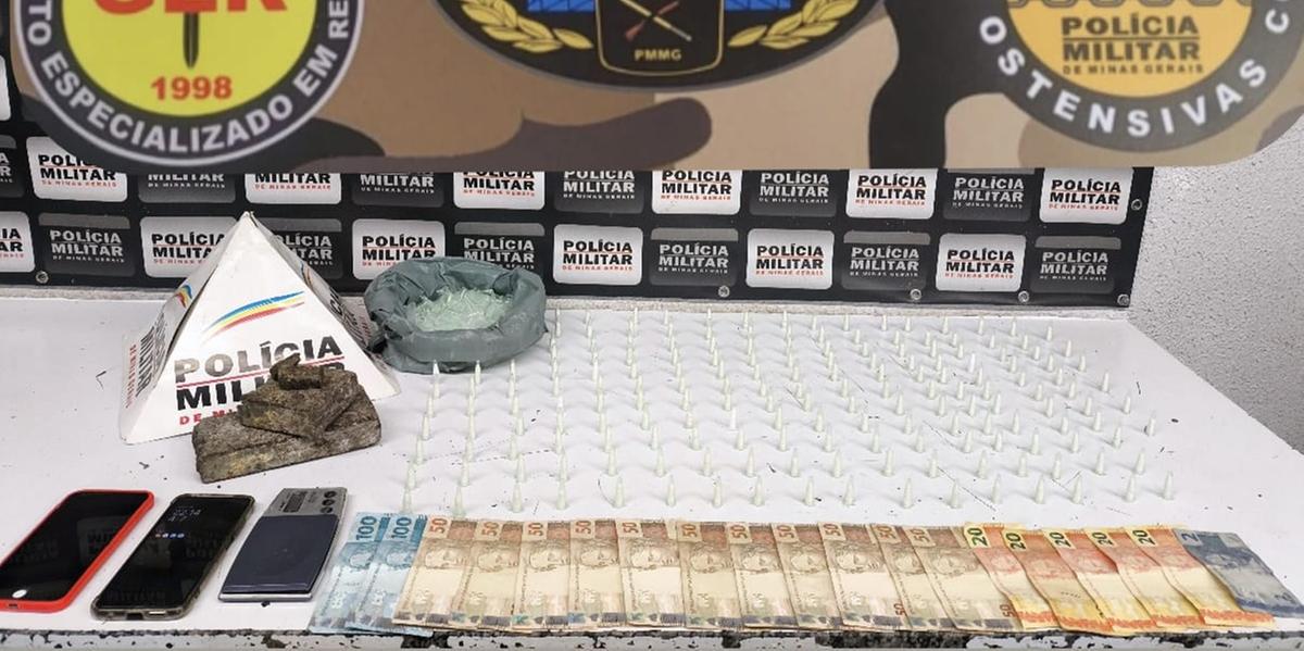 Mais de 158 pinos de cocaína foram encontrados com o suspeito, que realizava o comércio ilegal da droga em um bar de Divinópolis (Divulgação/ PM)