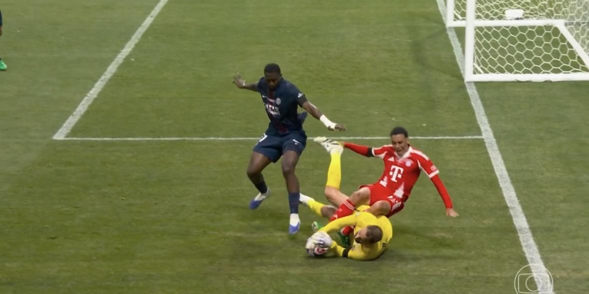 Em dividida com o goleiro Donnaruma, o meia do time alemão levou a pior (Reprodução: TV Globo)