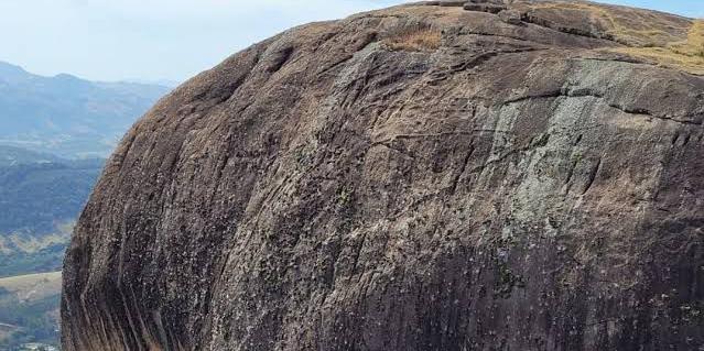 Vítima sofreu uma queda faltando aproximadamente 90 metros para a base da serra da Pedra do Elefante (Divulgação/ CBMMG)
