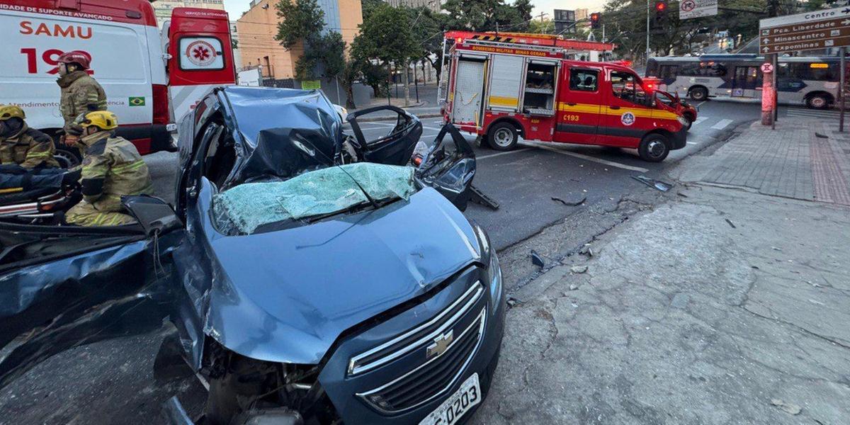 Veículo ficou completamente destruído após colisão contra poste em BH (Divulgação/ CBMMG)
