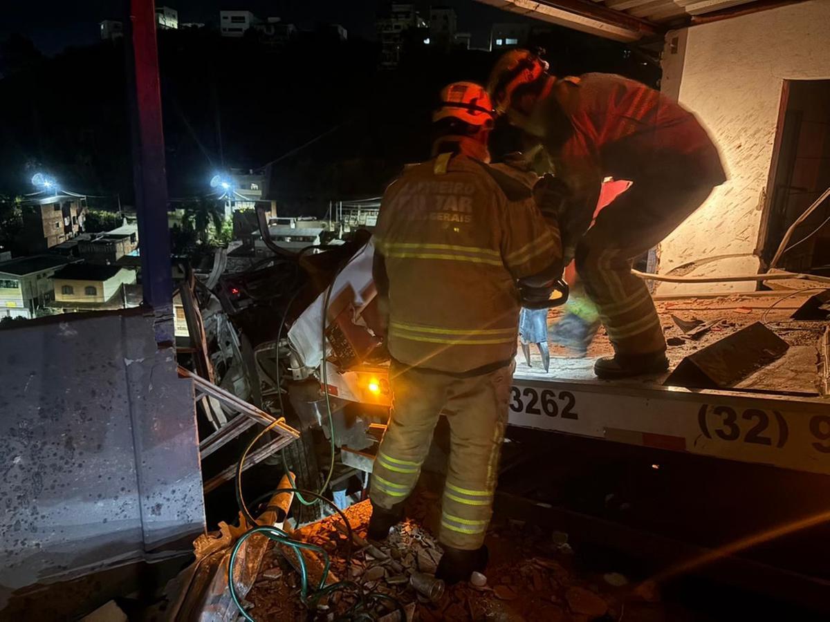 Devido ao peso e à alta velocidade, o guincho projetou outro veículo, um Jeep Compass, para fora da garagem no andar inferior (Divulgação/ CBMMG)