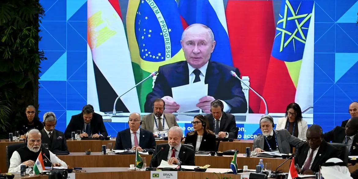 Presidente da Rússia, Vladimir Putin, discursa em transição on-line durante a abertura da Sessão plenária “Paz e Segurança e Reforma da Governança Global” da Cúpula de Lideres do BRICS no Museu de Arte Moderna (MAM), no Rio de Janeiro (Alexandre Brum/BRICS Brasil)