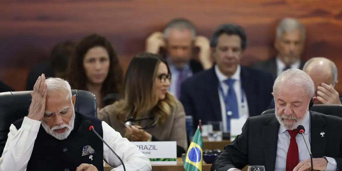 O presidente da República, Luiz Inácio Lula da Silva, e o primeiro-ministro da Índia, Narendra Modi, na sessão plenária “Fortalecimento do Multilateralismo, Assuntos Econômico-Financeiros e Inteligência Artificial” da 17ª Cúpula do Brics (Fernando Frazão/Agência Brasil)