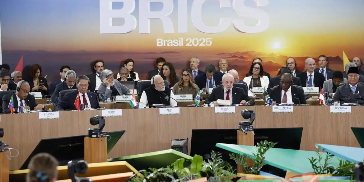 O presidente da República, Luiz Inácio Lula da Silva, na sessão plenária “Fortalecimento do Multilateralismo, Assuntos Econômico-Financeiros e Inteligência Artificial” da 17ª Cúpula do Brics (Fernando Frazão/Agência Brasil)