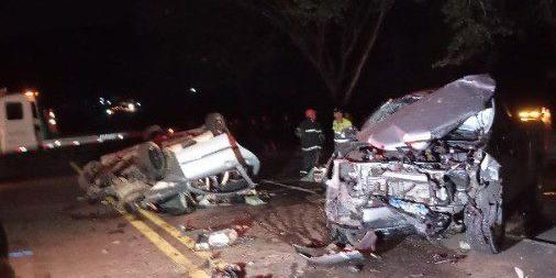 Veículos ficaram completamente destruídos após colisão na MG-050, em Carmo do Cajuru (Divulgação/ CBMMG)