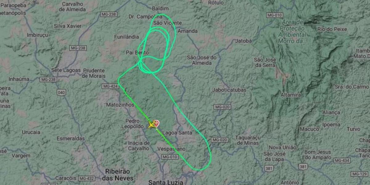 O avião voltou ao aeroporto 40 minutos depois da decolagem. As causas não foram informadas (Flightradar24/Reprodução)