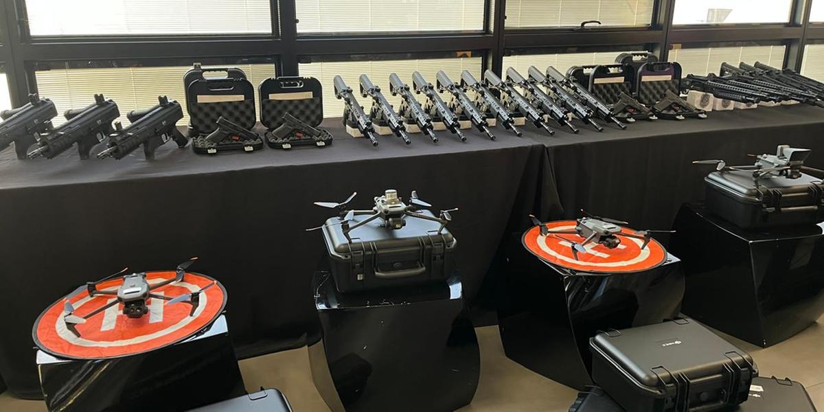 Ao todo, são 32 drones, 51 viaturas, 587 pistolas 9 mm, 114 fuzis (Arad), 66 fuzis (T4), 37 espingardas (Military 12) e 16 submetralhadoras (SMT9) (Divulgação/ PCMG)