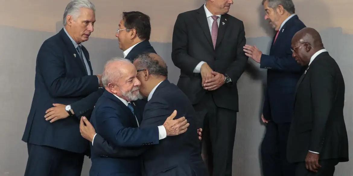 Em sua intervenção à frente dos demais líderes do Brics, Lula chamou atenção para as doenças determinadas por questões sociais, que atingem os países do Sul Global - nações em desenvolvimento que partilham problemas sociais (Joédson Alves/Agência Brasil)