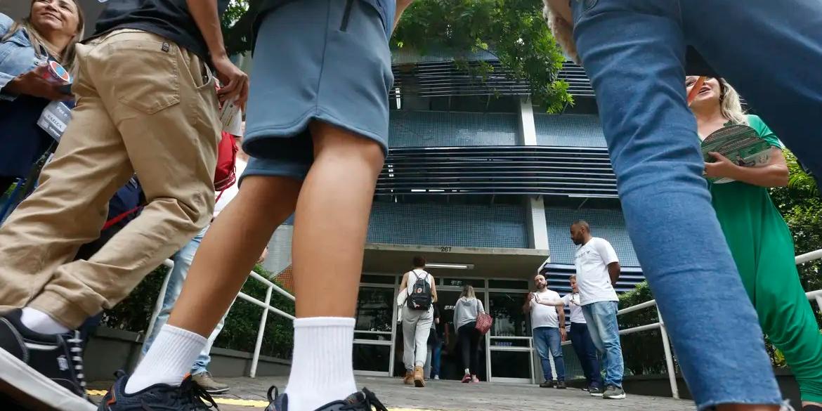 Interessados precisam ter formação mínima de ensino médio. É vetada a inscrição de voluntários que tenham cônjuge, companheiro ou quaisquer parentes de até terceiro grau inscritos no Enem ou na PND 2025 (Paulo Pinto/Agência Brasil)