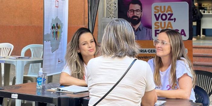 População aproveita serviços gratuitos no Parque Municipal em BH durante mutirão de cidadania e atendimento direto ao cidadão. (OGE-MG/Divulgação)