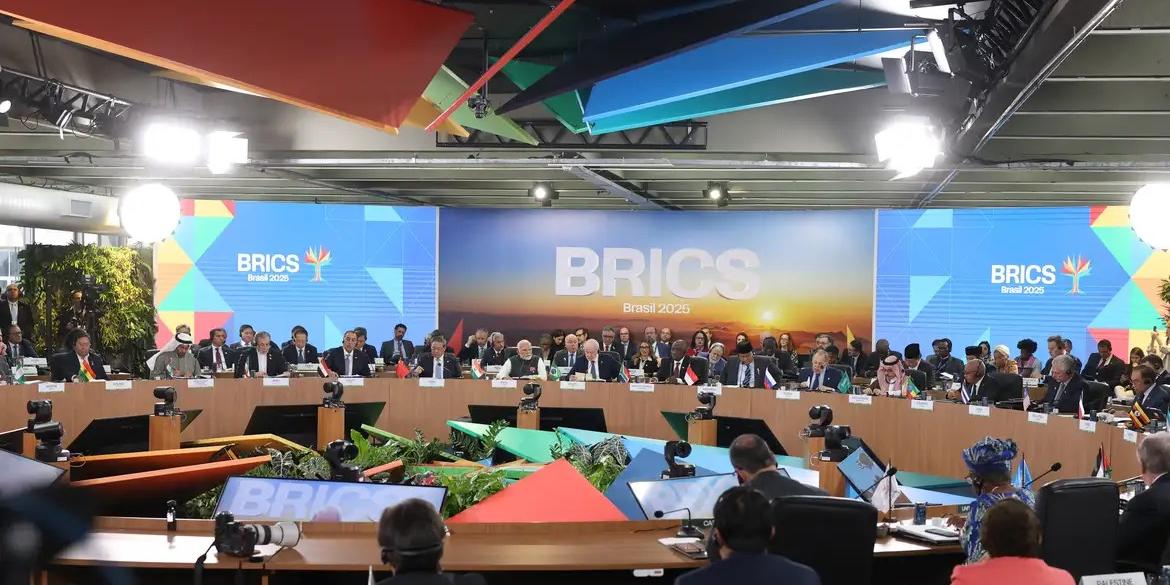 Trump ameaçou taxas extras a produtos de países que se alinhem ao grupo, formado por 11 nações, entre elas Brasil Rússia Índia, China e África do Sul. O anúncio, publicado no perfil de Trump na rede Truth Social, ocorreu após a divulgação da Declaração Final da 17ª Reunião de Cúpula, a Declaração do Rio de Janeiro, na qual os membros do Brics defendem uma ordem mundial “mais justa”. (Tomaz Silva/Agência Brasil)