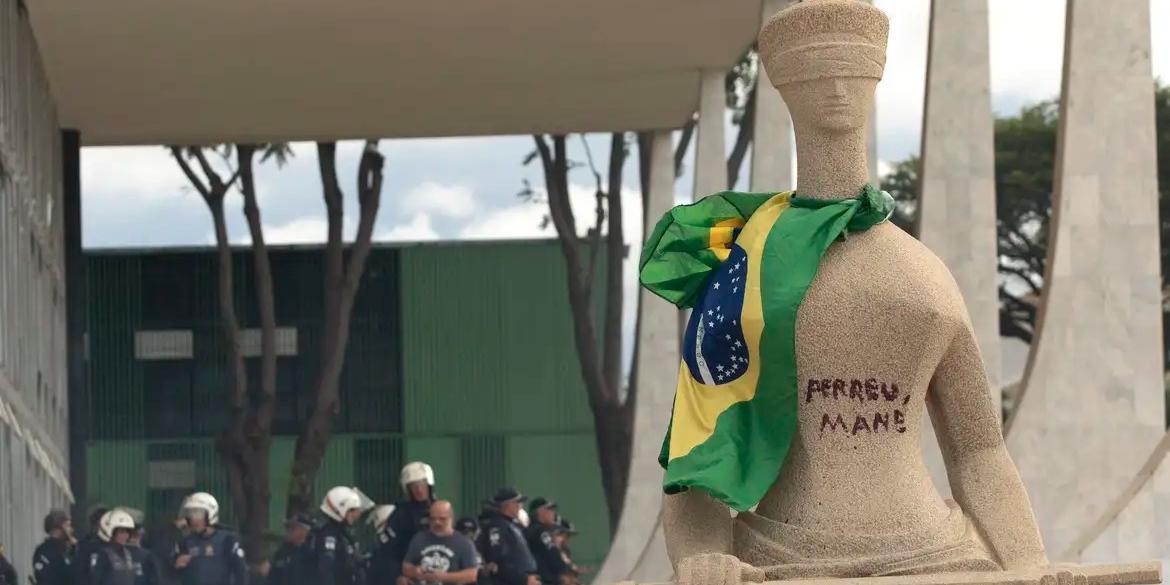 Débora foi condenada a 14 anos de prisão pela participação nos atos golpistas de 8 de janeiro de 2023 e por pichar a frase "Perdeu, mané" na estátua A Justiça (Joedson Alves/Agencia Brasil)