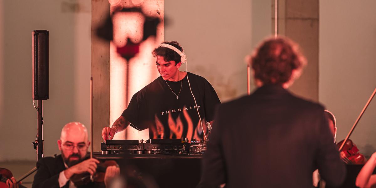 Concerto entre DJ Kvsh e Orquestra Ouro Preto, previsto para 12 de julho na Sala Minas Gerais, será remarcado. Ingressos serão reembolsados. (Rapha Garcia/divulgação)