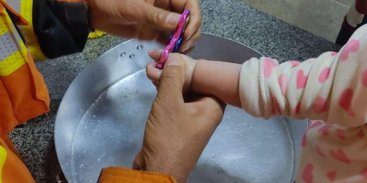 Mãe e avó da criança procuraram o Corpo de Bombeiros após tentar tirar o objeto com água e sabão (CBMMG / divulgação)