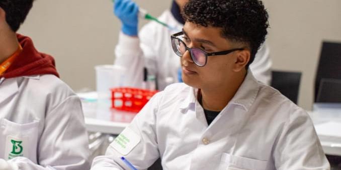 Estudante já realizou treinamento intensivo no Instituto Butantan como parte da preparação para a competição internacional (divulgação)