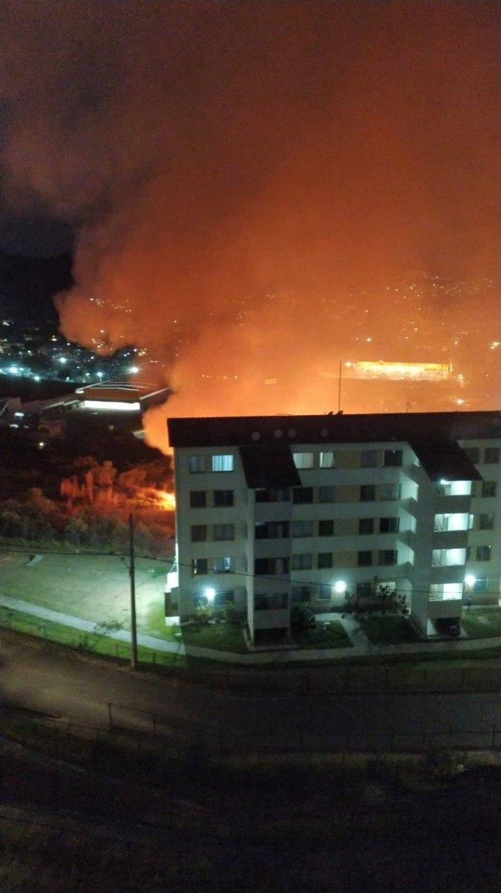 Bombeiros atendem, na noite desta segunda-feira (7), um incêndio de grandes proporções no bairro Paulo VI (CBMMG / divulgação)