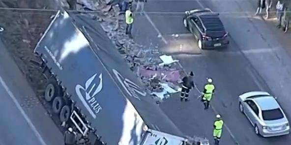 Parte da rodovia está interditada tanto no sentido Belo Horizonte quanto no sentido Sete Lagoas (Reprodução/ TV Globo)