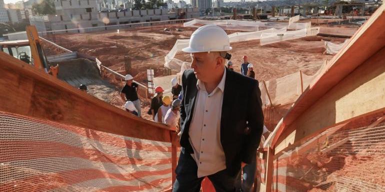 Prefeito visitou obras de construção da Casa da Mulher Brasileira, nesta terça-feira (Júnia Garrido/PBH)