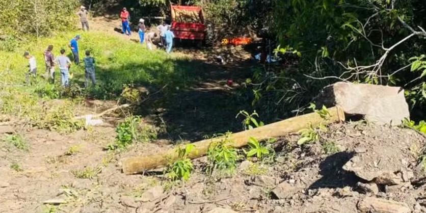 Trator capotou na zona rural de Abadia do Dourados (Corpo de Bombeiros/Reprodução)