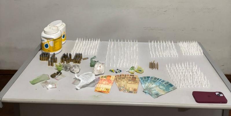 Foram apreendidos mais de 600 pinos de cocaína prontos para a venda, porções de pasta base de cocaína, tabletes de maconha, comprimidos de ecstasy e mais de 60 munições intactas de calibre .38 (Divulgação/ PCMG)
