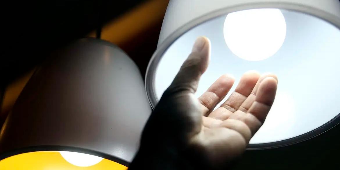 O documento aponta que a geração de energia no país cresceu, puxada principalmente pelas fontes de energia intermitentes, como a eólica, solar e a MMGD (mini e microgeração distribuída solar), essas últimas duas praticamente não produzem menos energia no horário noturno, quando há maior necessidade de potência. (Marcelo Camargo/Agência Brasil)
