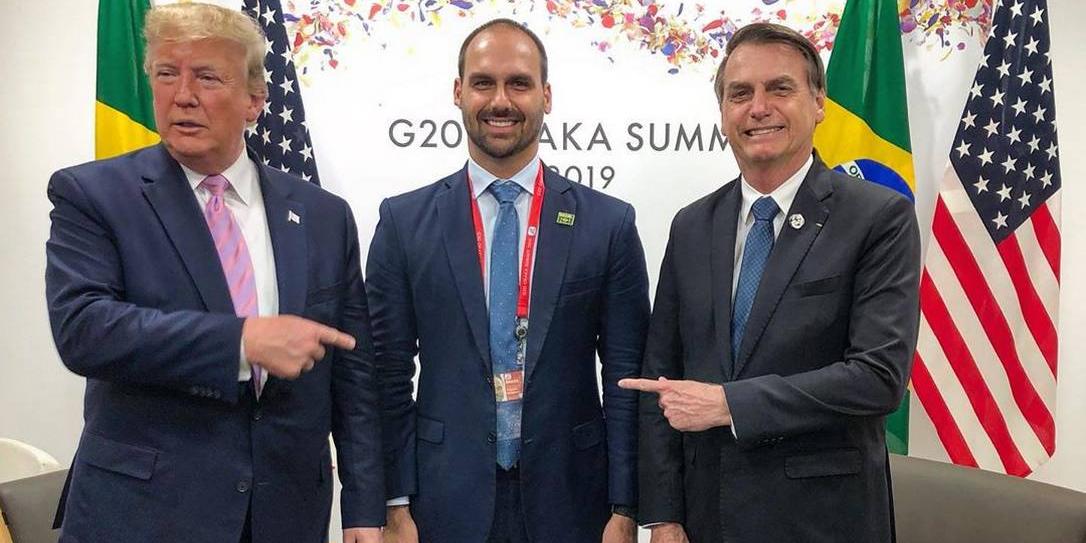 Presidente dos Estados Unidos, Donald Trump, ao lado de Eduardo e Jair Bolsonaro (Reprodução/ Redes Sociais)