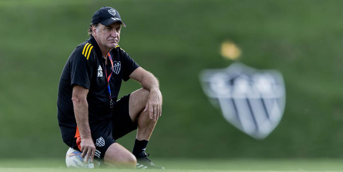 Cuca testa zagueiro como volante, caso Atlético não contrate reforços na última janela do ano (Pedro Souza / Atlético)