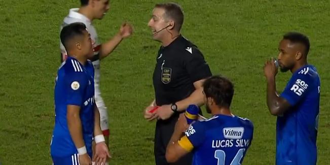 Marlon, ex-Cruzeiro, levou o vermelho após entrada dura em Calleri (Reprodução / Premiere)
