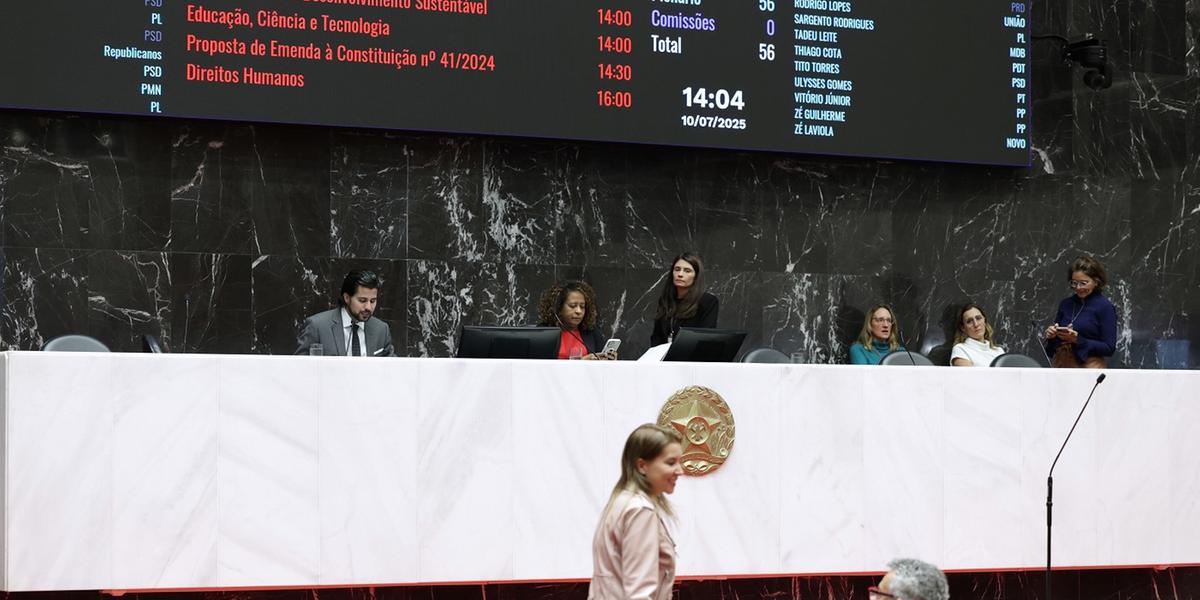Deputados da ALMG discutem sobretaxa imposta por Trump e dividem opiniões sobre a condução da política externa do governo federal. (Daniel Protzner)
