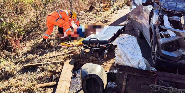 Condutor da carroça foi encontrado caído às margens da via e estava consciente, porém confuso. A vítima teve a perna esquerda amputada e apresentava múltiplas fraturas na perna direita. (CBMMG/Divulgação)
